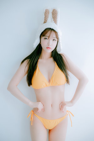 趁妻子睡着偷偷干她闺蜜海报