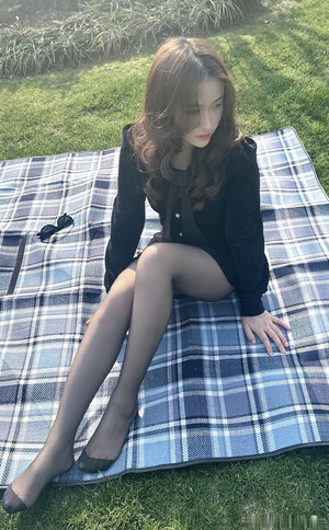 掰开母亲白嫩的大腿